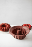 POINT-VIRGULE TULBANDVORM UIT PLATINUM SILICONE VINTAGE MAROON Ø 24CM_