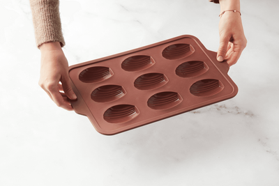 POINT-VIRGULE BAKVORM VOOR 9 MADELEINES UIT PLATINUM SILICONE VINTAGE MAROON 37X23X2CM