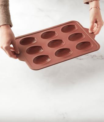 POINT-VIRGULE BAKVORM VOOR 9 MADELEINES UIT PLATINUM SILICONE VINTAGE MAROON 37X23X2CM