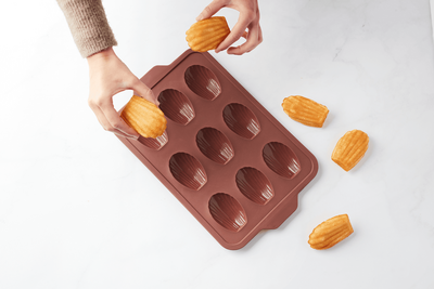 POINT-VIRGULE BAKVORM VOOR 9 MADELEINES UIT PLATINUM SILICONE VINTAGE MAROON 37X23X2CM