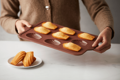 POINT-VIRGULE BAKVORM VOOR 9 MADELEINES UIT PLATINUM SILICONE VINTAGE MAROON 37X23X2CM