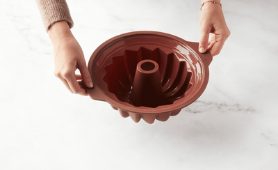 POINT-VIRGULE TULBANDVORM UIT PLATINUM SILICONE VINTAGE MAROON Ø 24CM